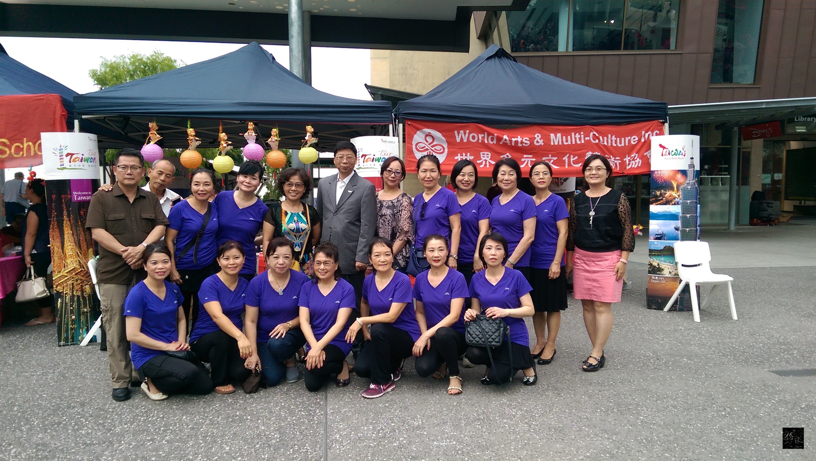澳洲卡布丘（Caboolture）市政府舉辦農曆新年多元文化節，駐墨爾本辦事處處長賴維中在台灣攤位前和布里斯本台灣舞蹈團合影留念。（僑胞林蓮君提供）