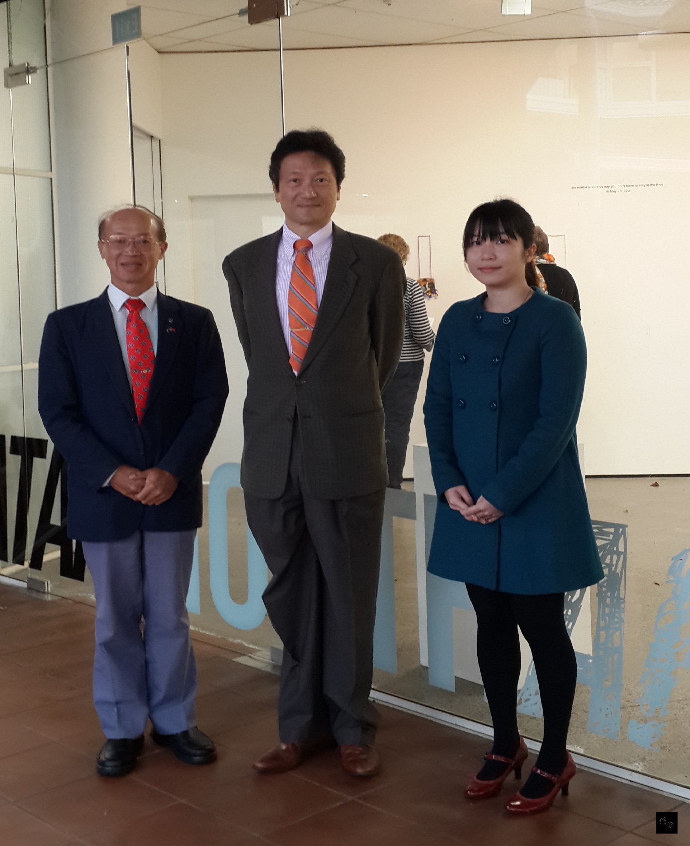 駐奧克蘭辦事處處長周中興(中)與林懷懷(右)及太平紳士陳肇榮博士(左)合影。(駐奧克蘭辦事處提供)