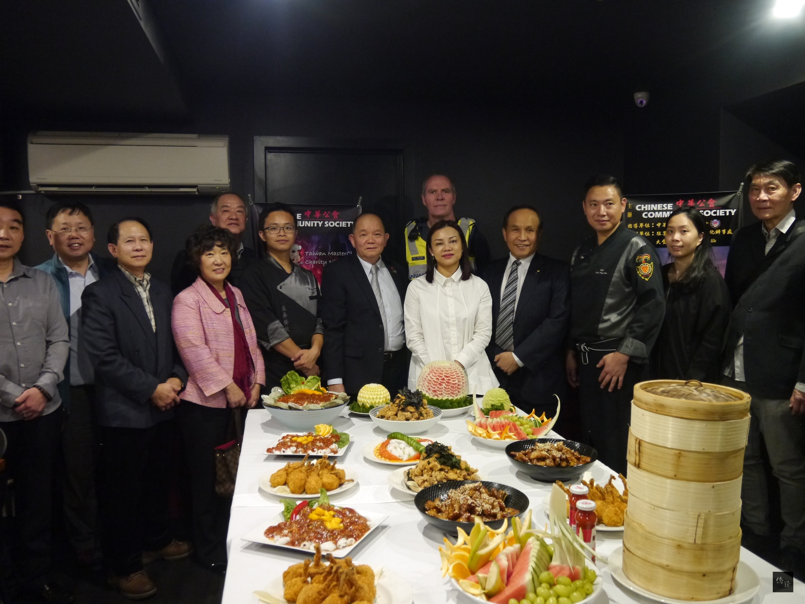 2016年大洋洲地區台灣美食廚藝巡迴講座在墨爾本舉行台灣美食廚藝示範交流活動,白馬市市議員鍾富喜(右四)、僑務委員劉國強劉國強(右六)、墨爾本中華公會主席李珮玲(右五)與僑領都出席一嘗道地的台灣美食)。(駐墨爾本辦事處提供)