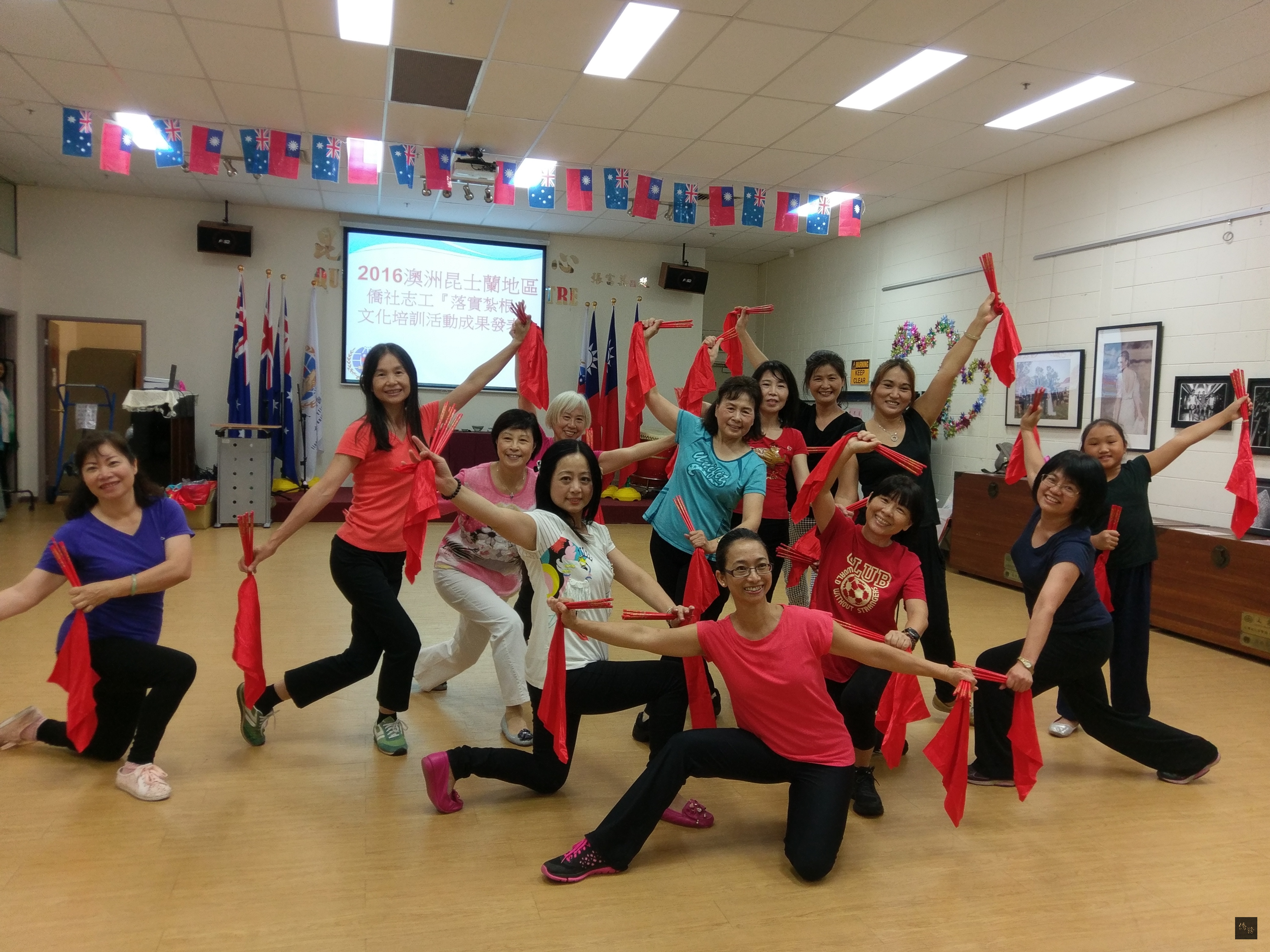 澳洲昆士蘭僑社文化志工表演筷子舞，精彩演出獲得熱烈掌聲。（布里斯本僑教中心提供）