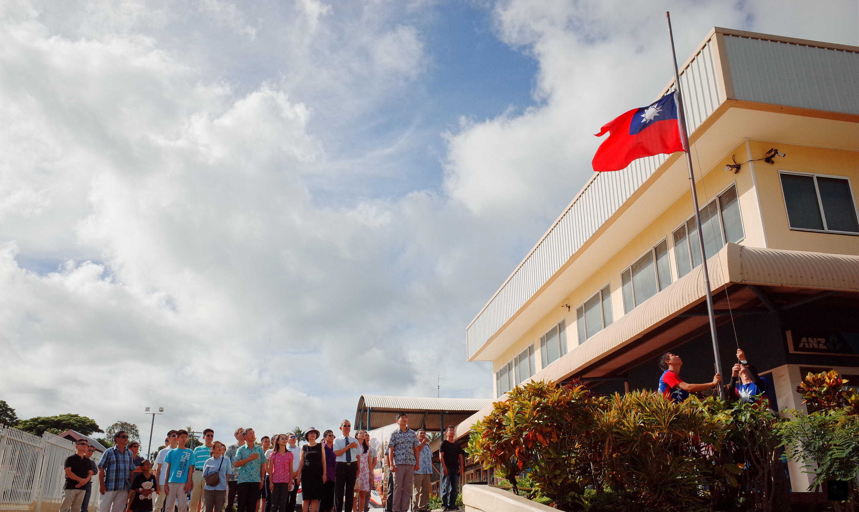 駐索羅門群島大使館1日上午在大使館舉行升旗典禮，共有駐館與技術團員眷、旅索僑胞及臺商等70餘人踴躍出席。（中央社提供）