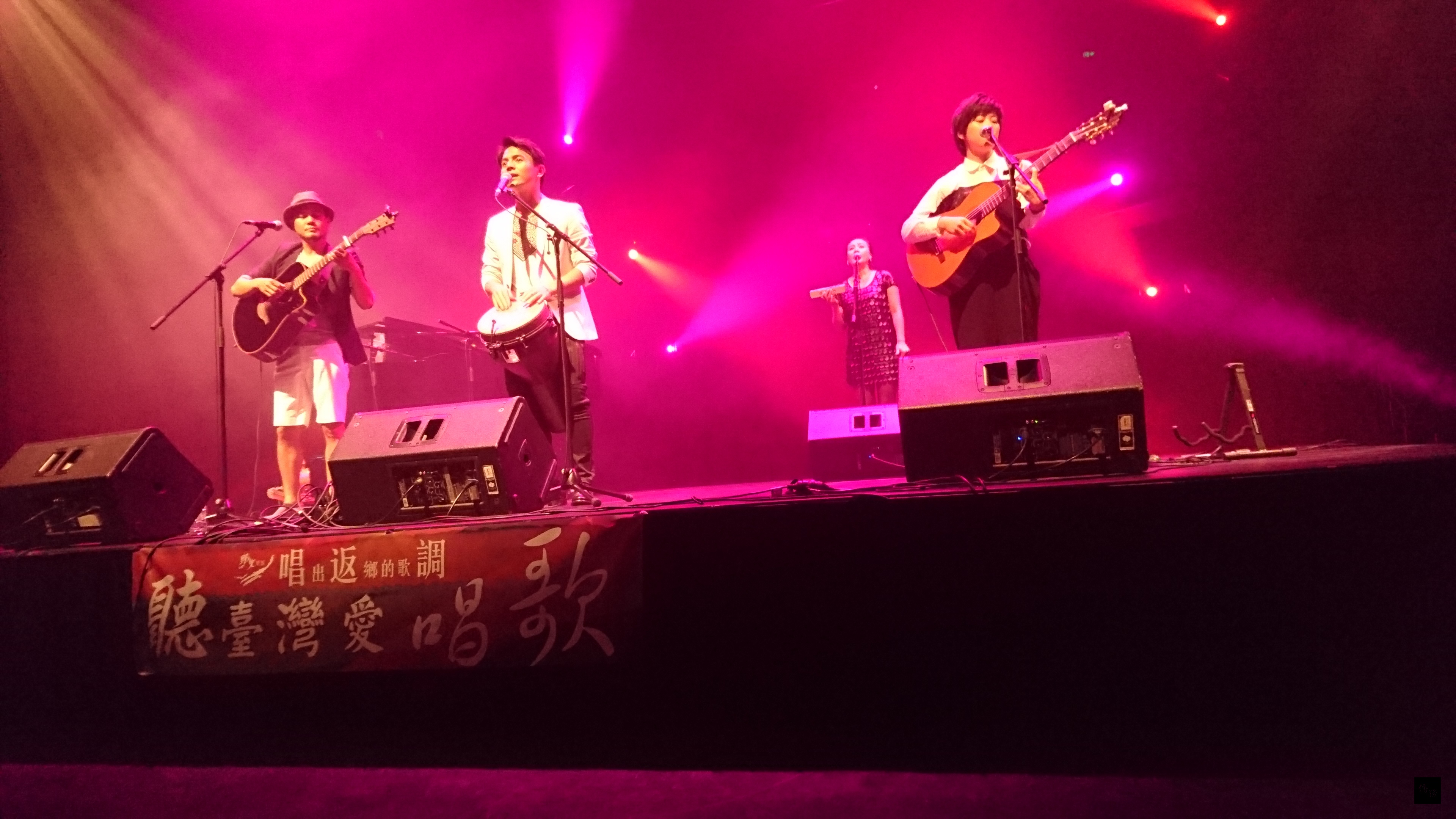 陳永龍(前排中)率領野火樂集開唱。(雪梨僑教中心提供)