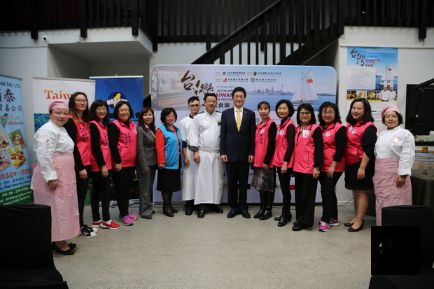 駐奧克蘭辦事處處長周中興、德霖技術學院餐飲廚藝系主任孫志祥與老師洪祚閬與紐西蘭中華婦女會會長李沈愛珠(左四)、紐西蘭臺灣商會會長賴滿(左六)、中華婦女會會長鄭婷文(右六)等人合影。(駐奧克蘭辦事處提供)