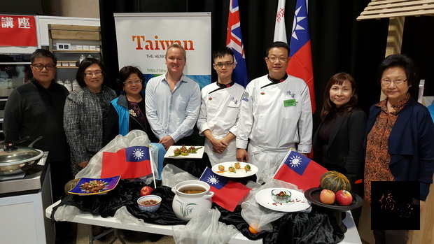 德霖技術學院餐飲廚藝系主任孫志祥與老師洪祚閬與Fresh Factory負責人Mark Nelson(左四)合影。(駐奧克蘭辦事處提供)