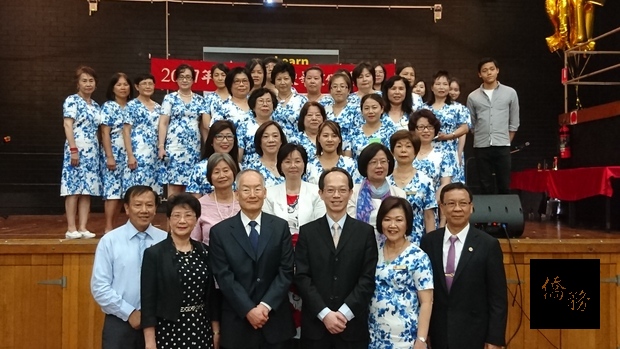 駐雪梨辦事處副處長蔣嘉一（前排左三）、雪梨僑教中心主任黃國枏（前排右三）、明德中文學校校長洪淑瓊（前排右二）、僑務諮詢委員黃煥南（前排右一）與教師合影留念。（雪梨僑教中心提供）