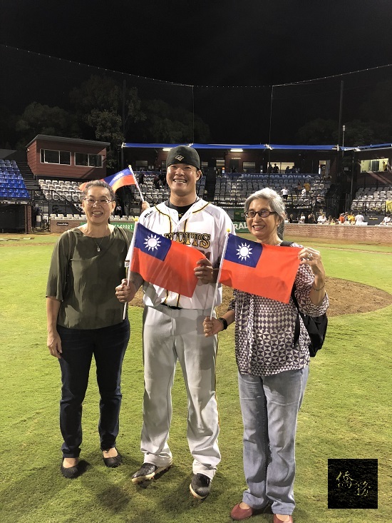 黎明暉、賴蕊珠與台灣棒球選手林智勝在澳洲職棒大聯盟球場10日獲勝後合影。