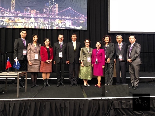高建智(左5)等來賓向年會召集人盧淑媛(右5)致意。