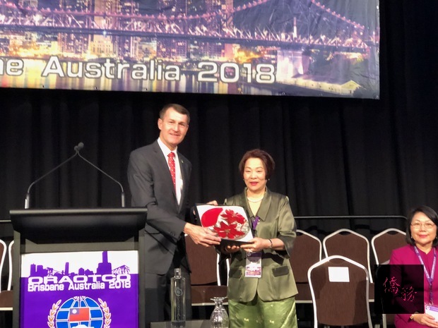 濶克頒紀念牌給盧淑媛。