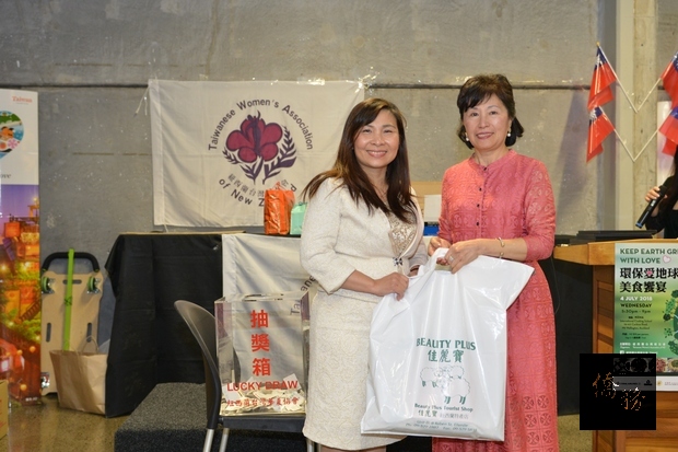 黃瑪美致贈紀念品予劉敏如，感謝她長期對於婦女會的長期支持與協助。