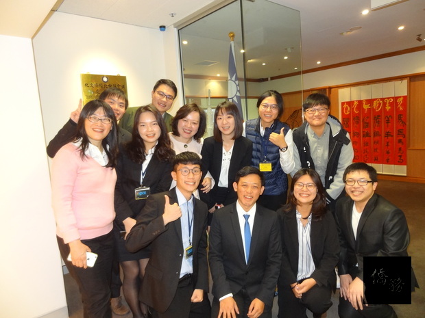 駐雪梨辦事處處長王雪虹(第二排  左三)與臺灣青年合影