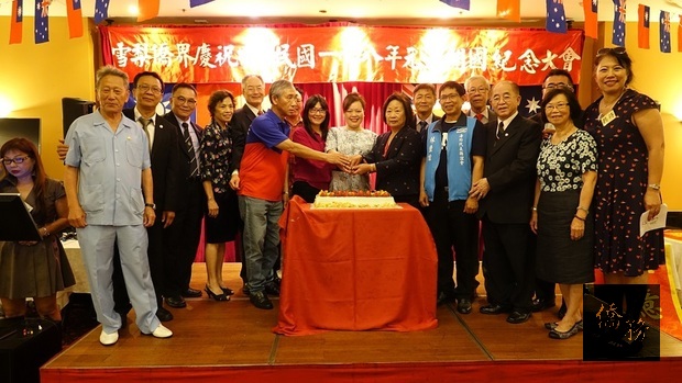 王雪虹(中)、吳春芳(左七)、梁少君(右七)與來賓們一同切108年元旦紀念蛋糕。
