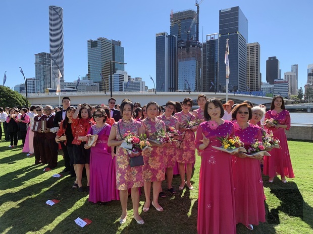 各僑團集合等待向佛陀獻貢