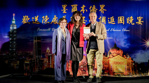 世界華文作家交流協會秘書長黃玉液夫婦贈送新書散文集