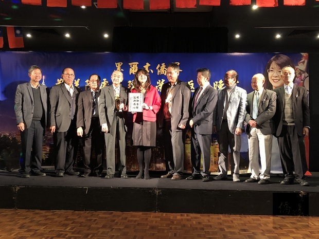 大洋洲越柬老華人團體聯合會秘書長游啟慶代表印支僑團致贈紀念品