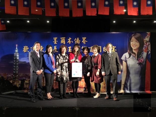 香港會致贈陳處長紀念品