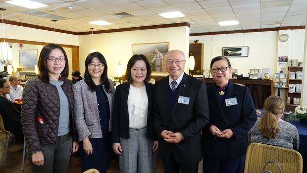 王雪虹(中)、吳沛琴(左一)、吳春芳(左二)及甘羽南(右二)。