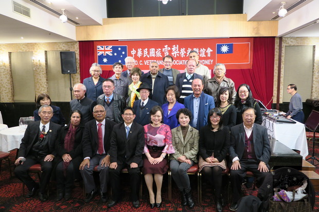 林垂佐(前排左四)、王雪虹(前排右四)、吳春芳(前排右二)與部分會員及榮譽職人員合影