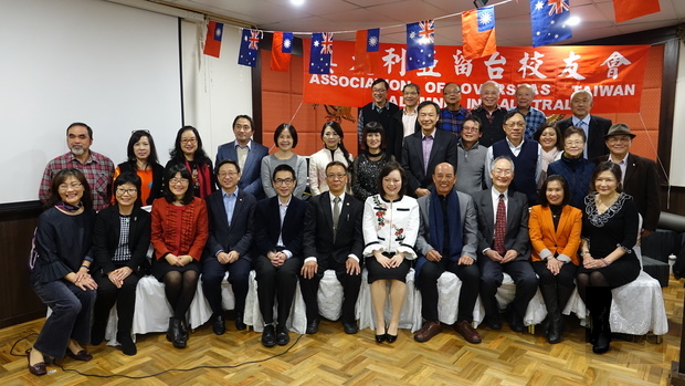 黃煥南(前排左六)、王雪虹(前排右五)、吳春芳(前排左三)與部分會員、榮譽職人員合影。
