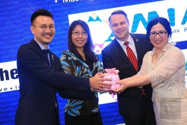 新卸任會長交接，第16屆會長葉齊緯(左一)交接給新任第17屆會長游淑靜(右一)，大洋洲臺商總會總會長呂婉葦(左二)及布里斯本市市長Adrian Schrinner(右二) 監交