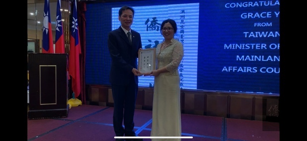 洪振榮頒發賀函予游淑靜會長