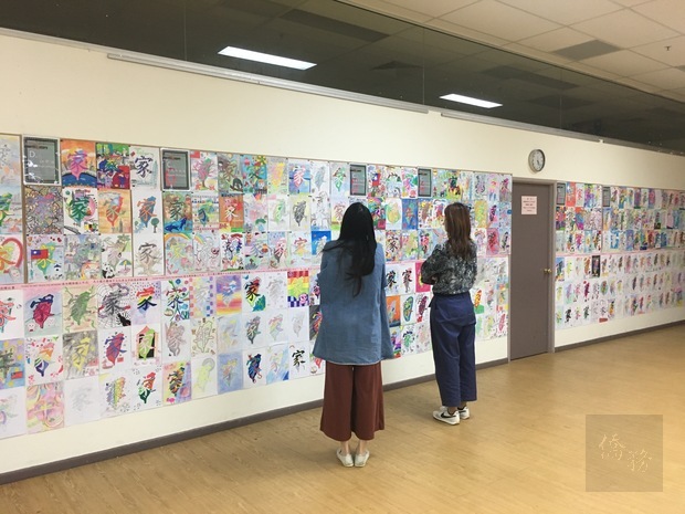 僑胞參觀展示作品。