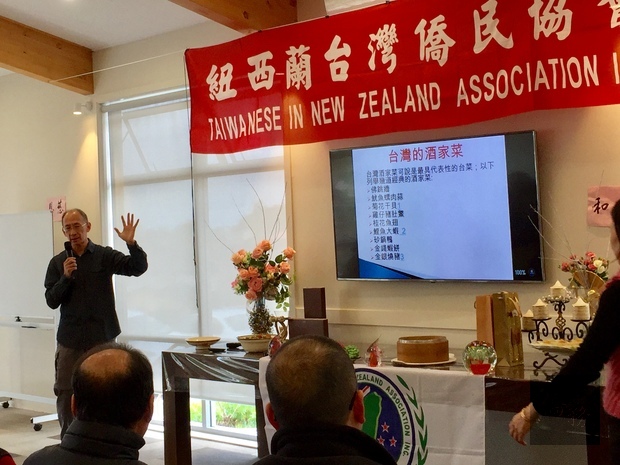 王浩分享就地取材的烹調概念。