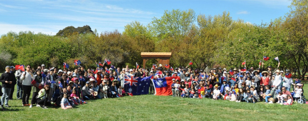 澳洲坎培拉台灣僑社13日舉辦雙十國慶遊湖健走，藉此凝聚海外台灣人的向心力。（駐澳洲代表處提供）