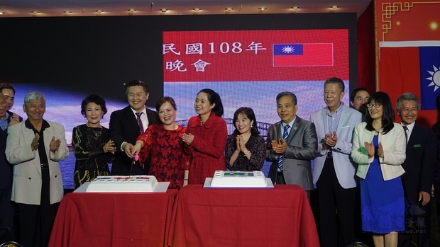 與會嘉賓共切國慶生日蛋糕，林挺瑞(左三)、王雪虹(左四)、吳春芳(右二)。