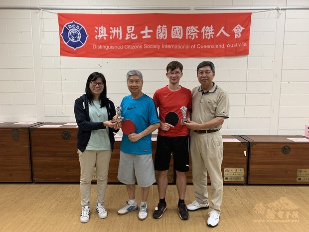 陳淑芳(左1)及柯文耀(右1)頒發亞軍獎盃給Robin Trauer(右2) 及Danny Wong(左2)。