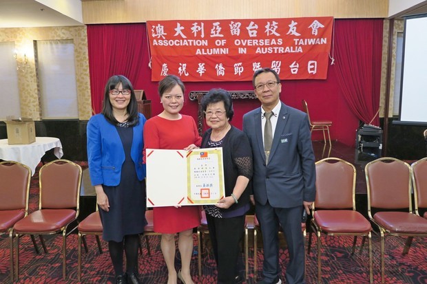 王雪虹(左二)代表吳新興頒發賀聘書予續任僑務促進委員黃清婷(右二)，吳春芳(左一)、黃煥南(右一)。