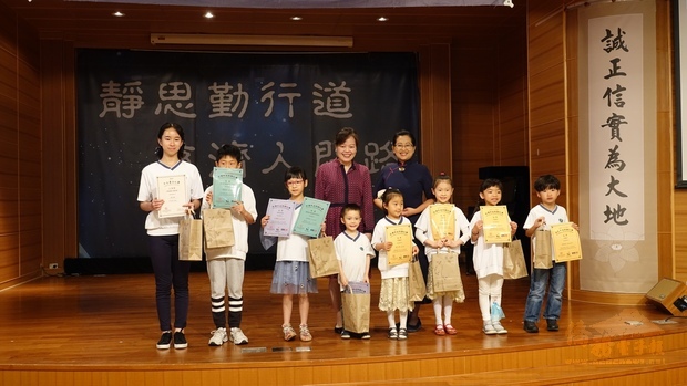 王雪虹頒獎予學生。