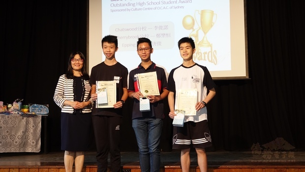 吳春芳(右一)頒發優異中學生獎給獲獎學生。