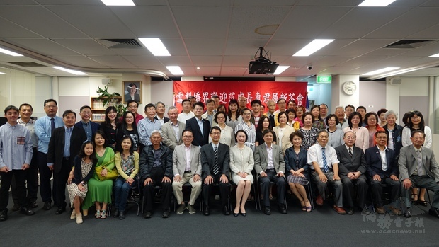 范惠君(中)、吳春芳(第二排右一)、與會嘉賓合影。