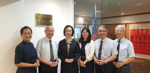 (左起)林美鳳、甘羽南、范惠君、吳春芳、宋以剛顏秀聰。