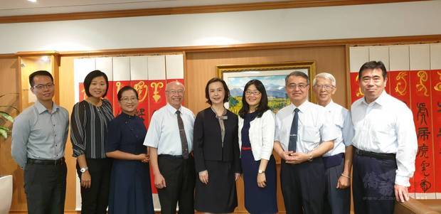 范惠君(中)率館員、吳春芳(右四)歡迎慈濟澳洲分會來訪。