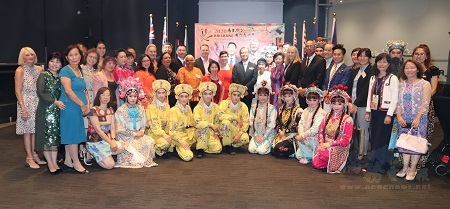 開幕典禮貴賓與薪傳歌仔戲團合影。