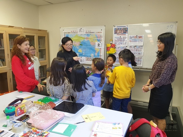 學生賣力學習布袋戲偶。