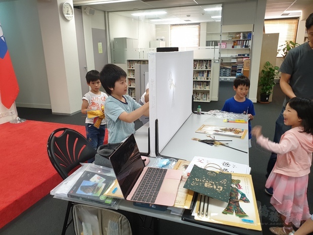 學生皮影戲表演精彩逗趣。