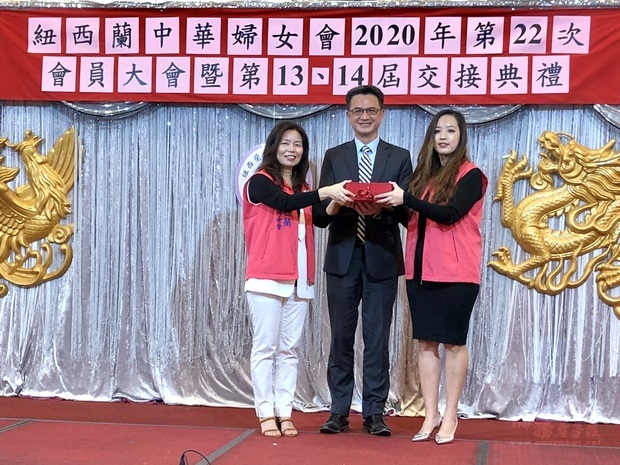 印信交接(由左至右郭明雯劉永健陳美伶)。