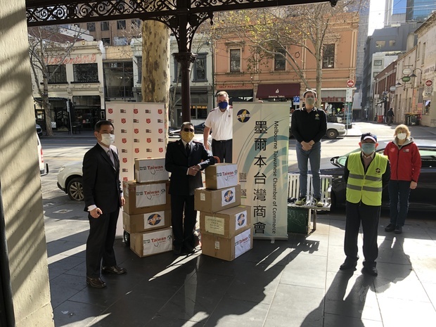 林起文(左1)見證「墨爾本臺灣商會」會長張戴麒(右3)及僑務諮詢委員劉國強(右2)代表僑界捐贈1萬片口罩予救世軍。