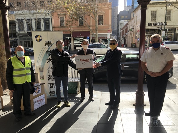 林起文(中)見證「墨爾本臺灣商會」會長張戴麒(左2)及僑務諮詢委員劉國強(左1)代表僑界捐贈1萬片口罩予救世軍,並由傅三川上校(右2)代表受贈。