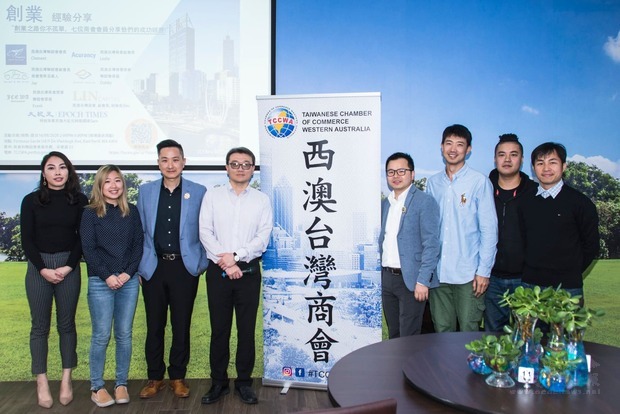 張嘉甫(左4)與講者們合影。