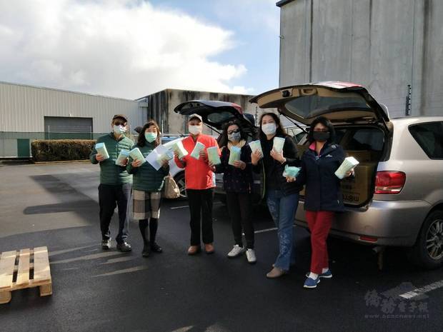 世華婦女會領口罩，左三為鍾文昌,右二為會長王嘉珊。