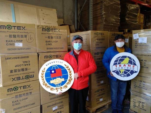 倉庫點貨，左為鍾文昌、右為臺商會長黃柏誠。