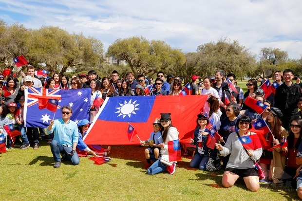 活動現場旗海壯觀飄揚。