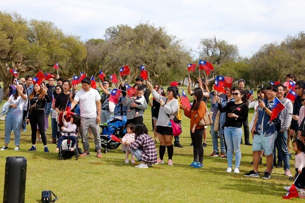 齊聲高唱國歌。