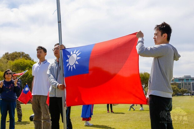 伯斯僑胞熱情參與。