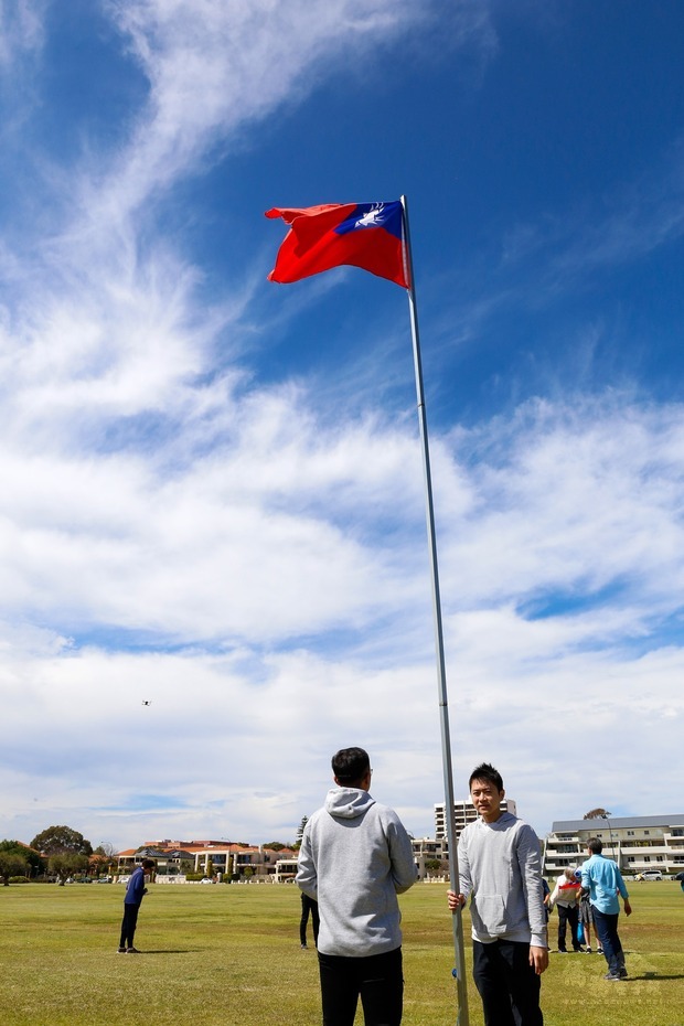 中華民國國旗飄揚伯斯天空。
