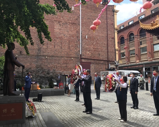 林起文領軍張戴麟等人向國父孫中山先生銅像獻花致意。