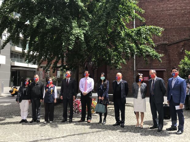 出席國父孫中山先生154年冥誕獻花活動貴賓。
